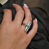 18K white gold ring, set with white diamonds and emerald.